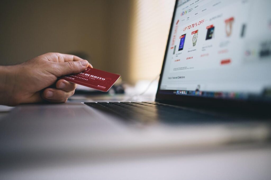 Illustratie van slimme verpakkingskeuzes met verschillende doosformaten en kartonnen materialen voor optimale webshop-verpakk